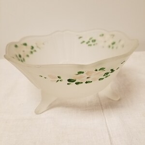 Bol en verre camphré de 7 3/4 po. de large. 4 po. de haut. Magnifiquement conçu.  Excellente idée cadeau. Peint à la main. Aucun dommage à la jante/base.  Livraison gratuite aux États-Unis