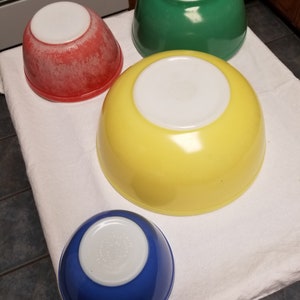 Vintage 60s 4 Bowl Set by Pyrex. Nostalgic. Like the set your mom or grandma used daily to prepare meals. They show some scratching/fading
