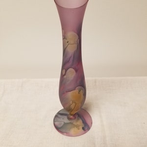 Vase à boutons de 8 1/4 po. de haut en verre camphré. Base de 2 1/2 po. de large. Magnifiquement conçu.  Excellente idée cadeau. Uniques. Aucun dommage à la jante/base.  Livraison gratuite aux États-Unis