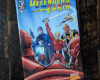 Portada exclusiva de Defensores de la Tierra #1 de Mad Cave Comics por Scott y Ken