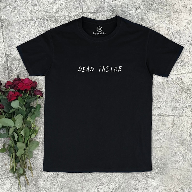May include: Black t-shirt with the text "DEAD INSIDE" printed in white on the front. The shirt has a crew neck and short sleeves. The size tag on the shirt says "M" and "BLVCK.PL".