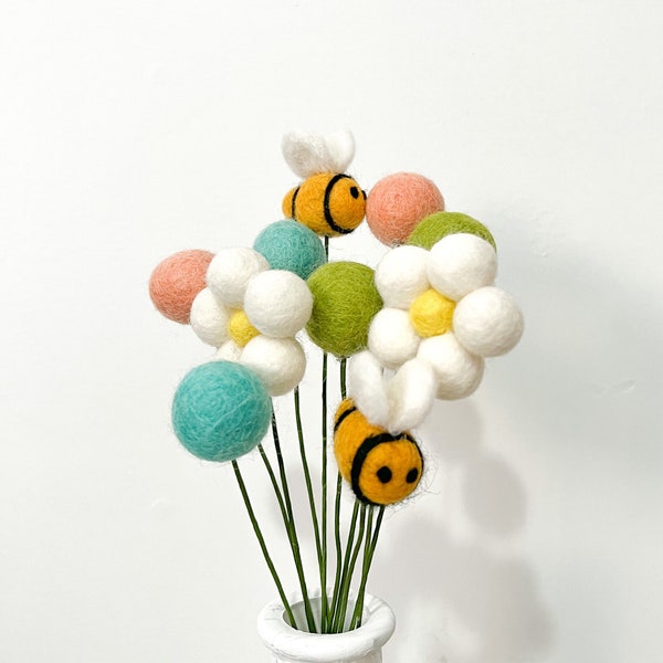 Spring daisy bouquet, Felt ball bouquet, Bumble bee decoration, Spring decoration, spring decor, felt daisy decor, Felt pom pom boquet