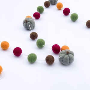 felt ball pumpkin garland , Grey pumpkin , fall garland, pumpkin decor,Thanksgiving decor , rustic farmhouse fall decor , felt  pumpkin