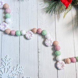 Guirlande de menthe poivrée pastel, guirlande de boule de feutre de Noël, guirlande de menthe poivrée, décorations de Noël, décor de Noël pastel, menthe poivrée rose image 1