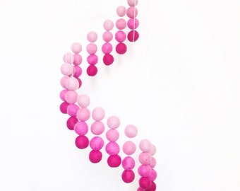 Rosa ombre fieltro bola móvil, decoración del hogar, rosa móvil, decoración de guardería rosa, decoración de la guardería de la niña, móvil para la guardería, móvil espiral