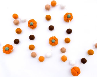 Orange pumpkin garland , fall garland, pumpkin décor, Thanksgiving decor, rustic farmhouse fall decor ,Halloween Garland, Felt ball Garland