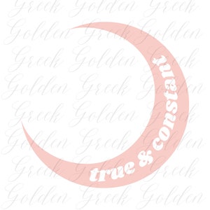 Peut inclure: Un croissant de lune rose clair avec les mots "true & constant" en écriture blanche. Le fond est blanc avec un motif répété des mots "Golden Greek" en écriture gris clair.