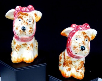 Japanse gevlekte kiespijn hond rode strik 3 5/8" zout- en pepervaatjes (jaren 50)