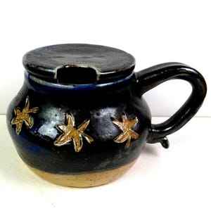 Açucareiro de cerâmica de grés com desenho de folha, 6,7 cm (2 5/8"), assinado pelo artista, década de 1990.