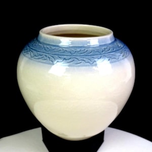 Beemer Signerad Art Pottery Blått Lövmönster Vit Krackelerad Glasyr 13,5 cm Vas 1981