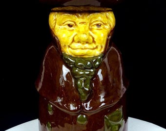 Jarra de porcelana austriaca 11620 Hombre con abrigo marrón y amarillo de 7 3/8" 1860-