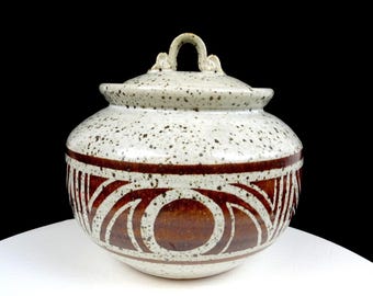 Cacerola de gres marrón moteado estilo art déco, firmada por el artista Studio Art Pottery