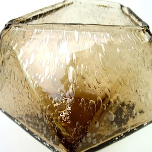 Anthropologie Kina Seedy Konstglas Geometrisk Fasetterad Rökbrun 13,5 cm Vas bild 2