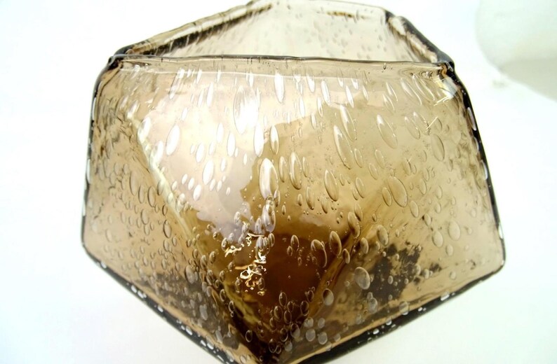 Anthropologie Kina Seedy Konstglas Geometrisk Fasetterad Rökbrun 13,5 cm Vas bild 2