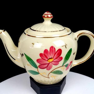 Tetera vintage de 6 1/4" con flores rosas y doradas de Shawnee Pottery USA, década de 1950