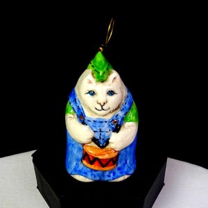 Salamander Pottery JT gesigneerde kerstboomversiering met kat die op een trommel speelt (7,6 cm), 1985