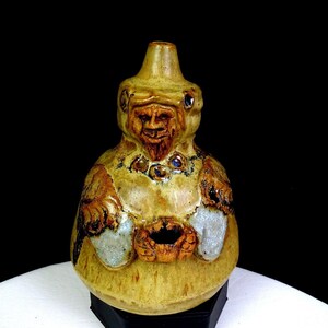 Puede incluir: Un letrero de madera rústica con el texto "Welcome to our home" en un estilo manuscrito. El letrero presenta un acabado envejecido y un diseño sencillo y acogedor, perfecto para la decoración de la entrada.