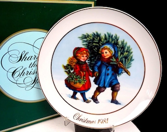 Avon Wedgwood Porcelain Christmas Memories Sharing the Spirit 9 1/8" Plate 1981