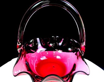 Koszyk Pilgrim Glass z falbanką w kolorze żurawinowym z przezroczystym uchwytem, 9 1/8 cala, 1940-70