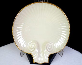 Prato em formato de concha de 5 1/2" da coleção Agean de porcelana Lenox USA com detalhes em ouro, fabricado na década de 1970.