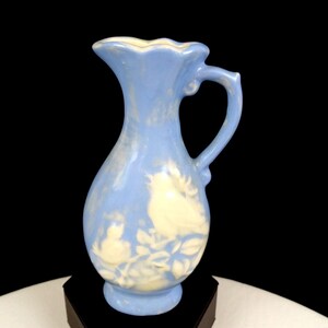 Jarrón de 15 cm con forma de jarra azul y pájaros blancos de Vintage Studio Art Pottery