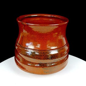 Jarrón de cerámica artística de estudio, firmado por el artista, con esmalte de cobre moteado y diseño acanalado, 15,9 cm (6 1/4"), 1995.
