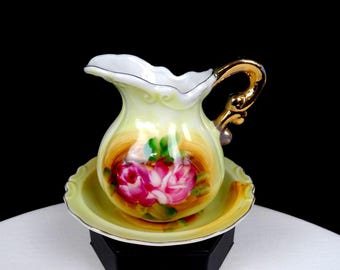 Smith Western Japans porseleinen rozen vintage melkkannetje en onderschotel van 3 3/8 inch (9,5 cm) uit de jaren 1960.
