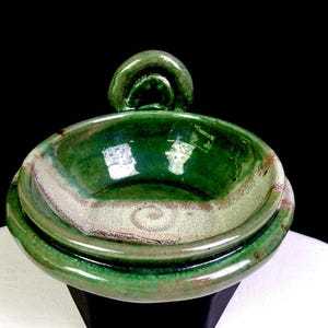 Prato pequeno para fraldas, de cerâmica artesanal, assinado por artista do noroeste do Pacífico, 13 cm (5 1/8"), década de 1990.