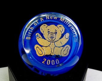 Pisapapeles Caithness Scotland Art Glass de 6,35 cm (2 1/2") color oro con forma de oso de peluche del milenio, año 2000