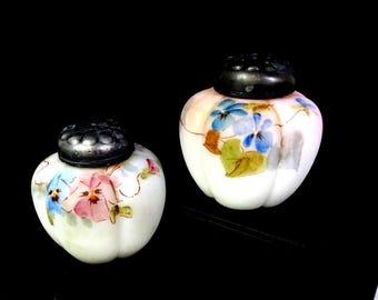 Mt Washington opaalglas handgeschilderde bloemen meloen 2-delig 2 1/8" shakers jaren 1880
