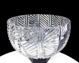 Splendida ciotola contemporanea in cristallo pregiato con taglio angolare, alta 8 1/4 pollici (1950-1980).