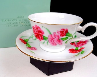Taza y platillo Avon Porcelain Blossom of the Month January Carnation Vintage de 2.5"