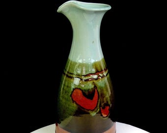 Jarra grande de cerámica artística de estudio, firmada por el artista, con esmalte craquelado en tonos grises, verdes y marrones.