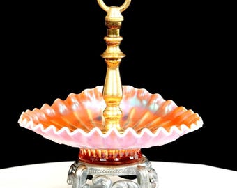 Dugan Pfirsichfarbene, opalisierende Karnevalsglasschale mit einzelner Blume, gerahmt, 23 cm (9 Zoll), mit Henkel, 1910-