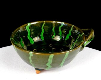 Colador/escurridor de cerámica artística de estudio, verde, con tres dedos y rayas, de 12 cm de largo y asa.