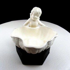 I.W. Rice & Co. Bisque Cherub And Shell Holder na figurki 3 1/2"