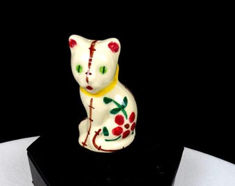 Figura de gato de mediados de siglo, de 6,35 cm, con puntadas de porcelana japonesa y lazo floral amarillo