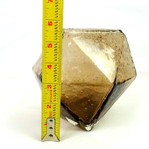 Anthropologie Kina Seedy Konstglas Geometrisk Fasetterad Rökbrun 13,5 cm Vas bild 7