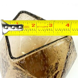 Anthropologie Kina Seedy Konstglas Geometrisk Fasetterad Rökbrun 13,5 cm Vas bild 8