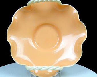 Cesta de cerámica Haldeman firmada, con asa de cuerda, de 24 cm (9 1/2"), fabricada en Caliente, California, entre 1933 y 1953.