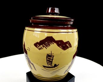 Vaso in terracotta con coperchio, raffigurante giunche, edifici e montagne, in stile asiatico, alto 13,3 cm (5 1/4").