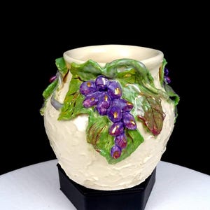 Wazon Studio Art Pottery Toby Mc z podpisanym wzorem liści winogron, vintage, 4 1/8" 2000