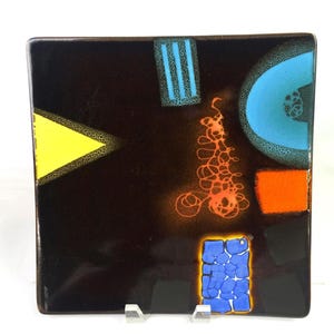 Plato cuadrado de 11 1/2" con diseño abstracto firmado por el artista de cerámica PNW Studio Art, 1970