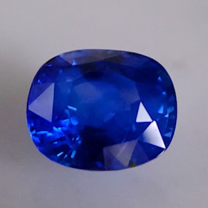 Gema de zafiro azul intenso sin calentar de 18 quilates GIA