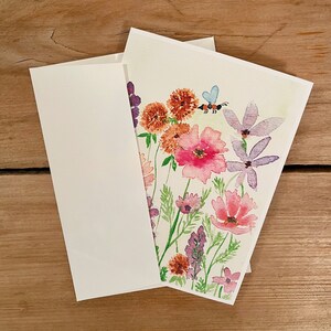 Aquarela original, cartão feito à mão, cartões de flores silvestres, presente de abelha, margarida roxa, cartão de nota de flor, cartão de pacote de cuidados, flores boho, floral rosa