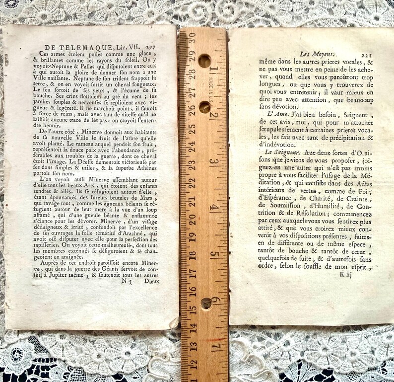 K&ouml;nnte beinhalten: Rustikales Holzschild mit dem wei&szlig;en Schriftzug "Welcome to our home". Das Schild hat eine Used-Optik und eignet sich ideal f&uuml;r die Dekoration im Eingangsbereich.