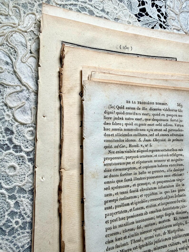 K&ouml;nnte beinhalten: Nahaufnahme von alten Buchseiten mit sichtbarem Text und unbeschnittenen Kanten. Die Seiten sind gestapelt und zeigen den Text einer Dissertation. Das Papier hat einen warmen, gealterten Ton, und der Text ist in schwarzer Tinte. Die Seiten sind leicht zerrissen und abgenutzt.