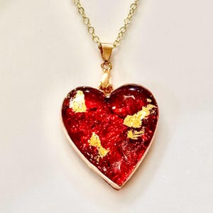 Conjunto de collar y pendientes de corazón rojo con hoja de oro de 24k (2506)