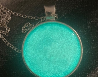 Collar de luna que brilla en la oscuridad con cadena de plata
