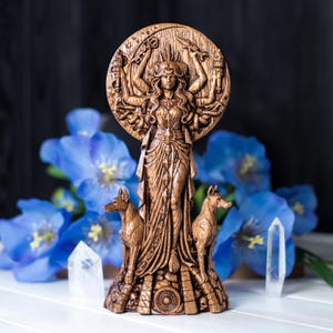 Hecate-beeldje voor altaar - godin van de maanmagie. Het Hecate van de wegen-beeldje wordt geassocieerd met schaduwwerk en godheidsidentificatie. afbeelding 7